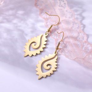 Nuovi orecchini a forma di viso modificati con atmosfera di temperamento a foglie curve all'ingrosso - Product Image 2