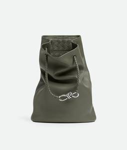 Bottega BV Andiamo Bucket, bolso tipo cubo en piel de becerro sedosa con detalle de nudo distintivo y correa deslizante para el hombro Veneta - Product Image 6