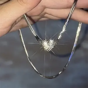 Een Niche-Design Magneet Hartvormige Slangenbotketting Met Een Premium Feel Full Diamant Magnetisch Hart Ketting
