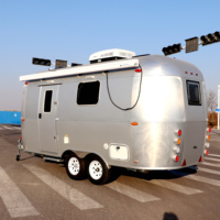 Remorque alimentaire légère et remorquable avec carrosserie en aluminium, design compact, remorquage facile pour les escapades de camping en famille au week-end
