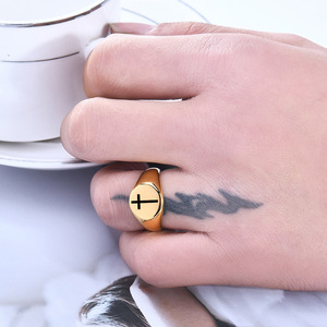 Anillo de acero inoxidable redondo de 12mm con cruz grabada con láser retro para mujer, joyería de uso diario, color dorado - Product Image 2