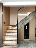 Meuble d'escalier modulaire personnalisé en panneaux stratifiés pour rangement sous escalier, salon et appartement
