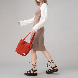 Borsa Tote in tela per lo Shopping a tracolla con Mini borse a tracolla in tinta unita da donna con Logo stampato personalizzato - Product Image 4