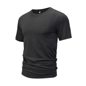 เสื้อยืดคอเต่าแขนสั้นผู้ชาย โพลีเอสเตอร์ 100% ผลิตตามสั่งจากโรงงาน ปักลาย แห้งเร็ว สำหรับการค้าต่างประเทศ - Product Image 1