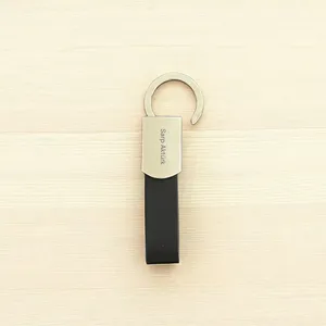 Porte-clés en cuir KeyMark avec gravure laser métallique et détails élégants - Product Image 4