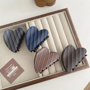 Vente en gros de pinces à cheveux vintage rayées marron 7CM, pinces à cheveux en forme de cœur imprimées, pinces à cheveux personnalisées pour femmes - Product Image 1
