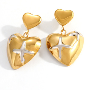 Pendientes de botón en forma de corazón chapados en oro con detalle de cruz plateada para regalo del Día de San Valentín - Product Image 5