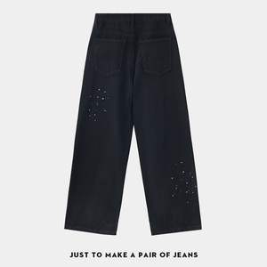 Design Vintage con Pittura a Inchiostro che Disturba il Comfort dei Jeans Larghi. Jeans Neri Usurati e Strappati. - Product Image 2