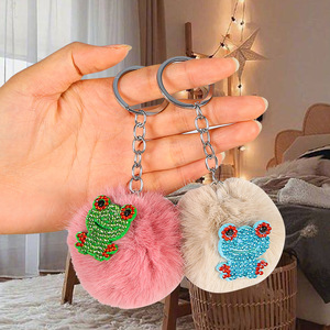 Llavero de felpa con forma de rana de dibujos animados, colores variados, accesorios para llaves de coche, colgante bonito para bolsos de mujer - Product Image 2