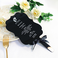 Diseño de tarjeta de menú de boda con forma de troquelado de acrílico negro con palabras y cinta personalizadas