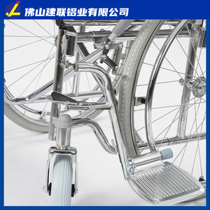 Fauteuil roulant manuel pliable portable en acier chromé avec frein en U pour les soins de santé des personnes âgées - Product Image 3