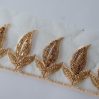 Bordure en dentelle brodée de perles et de paillettes en forme de tige de tulipe couleur or champagne sur organza pour la décoration de robes