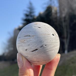 Esferas de Cristal de Ágata Mexicana Blanca Natural Pulida de 55-65 mm con Descuento de Fábrica para Decoración Feng Shui - Product Image 4