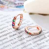 Mlluki Suministro al por Mayor Joyas de Plata de Ley 925 Chapadas en Oro de 14K y 18K con Circonitas Cúbicas de Colores, Pequeños Aros Redondos Tipo Huggie con Diseño de Arcoíris