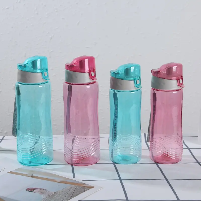 كله بيع Bpa شحن بسيط المياه البلاستيكية مع القش في الهواء الطلق الرياضة سهولة الحمل زجاجات مياه البلاستيك