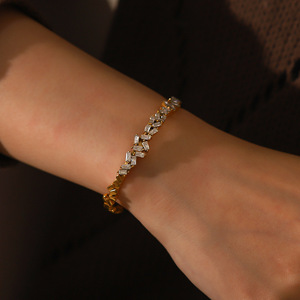 Bracelet jonc ouvert pour femme en acier inoxydable avec zircone carrée – Bijou intemporel et éternel - Product Image 2