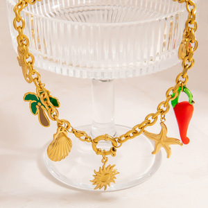 Collar de Acero Inoxidable con Colgante de Pimiento Picante y Estrella de Mar, Joyería con Temática Oceánica, Chapado en Oro de 18K - Product Image 1