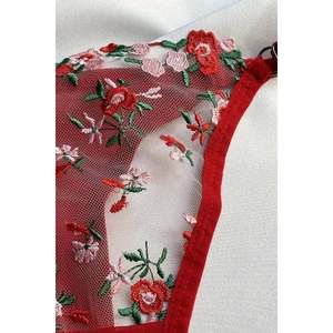 Ensemble de lingerie de haute qualité avec détails floraux rouges, soutien-gorge rembourré sans armatures, effet push-up, logo brodé, et string assorti. - Product Image 2