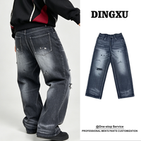 Jean bleu foncé délavé pour homme, coupe droite, ample, en denim indigo profond, avec ourlet à multiples fentes