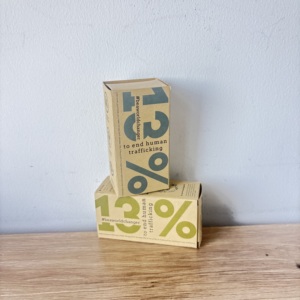 Scatola scorrevole minimalista in carta riciclabile con <span class=keywords><strong>tipografia</strong></span> audace e finitura kraft naturale per esposizione retail sostenibile - Product Image 1