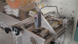 Empaquetadora de embalaje de almohada de paquete de flujo Horizontal de tarjetas de papel de dibujos animados Manual de alta velocidad para protector de nevera - Product Image 3