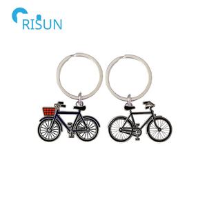 Porte-clés de vélo personnalisés en émail souple ou dur pour cyclistes – Fabrication sur mesure - Product Image 3