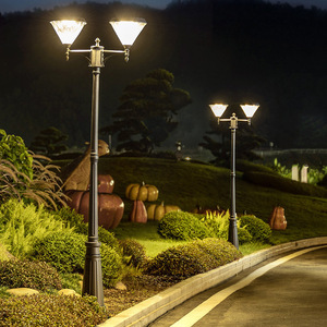 Lampadaire de jardin extérieur en laiton à double tête avec abat-jour en verre, lumière LED blanc chaud IP65 2700K AC 220V, capteur de mouvement, alimenté par énergie solaire - Product Image 3