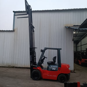 Montacargas Diésel Usado de 3 Toneladas, 30 Horas de Trabajo, Tres Mástiles, Altura de Elevación de 3m, Modelo 2023, Tracción AWD/4X4 - Product Image 3