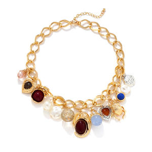 Collier ras du cou vintage G avec perles épaisses plaquées or 18 carats et breloques, vente en gros |   Collier ras du cou avec pendentif en perles et pierres précieuses multiples - Product Image 4