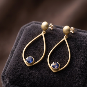 Boucles d'oreilles pendantes en argent sterling plaqué or 18 carats avec pierre précieuse bleue en forme de goutte, bijoux minimalistes pour femmes, certifiées IGI - Product Image 3