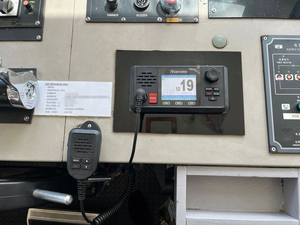 Radio VHF Marina Marinelite de 25 W con Certificación CCS y GPS Automático Integrado - Product Image 3