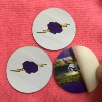 Logo rond découpé au laser fer sur patch tissé, étiquette tissée pressée à chaud à bas prix pour les costumes