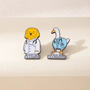 Épinglette en émail 'Croyez-<span class=keywords><strong>moi</strong></span>, <span class=keywords><strong>je</strong></span> suis un canard-docteur', Épinglette amusante en forme de stéthoscope médical animalier, Épinglette de dessin animé, Cadeau pour amis, Vente en gros personnalisée - Product Image 2