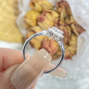 Lujo Sun Flower VVS <span class=keywords><strong>Solitaire</strong></span> 5mm D Color Moissanite Diamond Eternity Ring para mujeres S925 Anillos de plata esterlina Joyería fina - Product Image 2