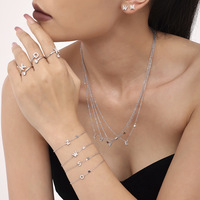 Collier, bracelet, boucles d'oreilles et bagues en acier inoxydable avec initiale en zircon, bijoux de mode en gros