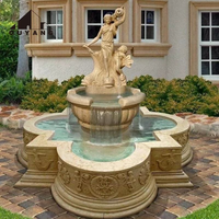 Projet de jardin de manoir de luxe sur mesure, fontaine en marbre beige à deux niveaux avec statues de chevaux, fontaine à eau en pierre sculptée à la main ornée