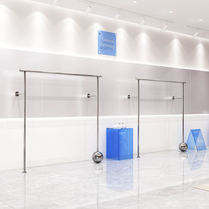 <span class=keywords><strong>Negozio</strong></span> di <span class=keywords><strong>abbigliamento</strong></span> <span class=keywords><strong>donna</strong></span> Boutique display montaggio a parete Rack curvo in acciaio inox vestiti Stand in argento portabotteria per parete - Product Image 5