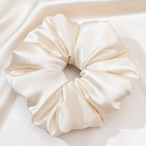 แหวนรัดผมผ้า<span class=keywords><strong>ไหม</strong></span>มัลเบอร์รี่ 100% ผ้าถักลายโบรเคด ดีไซน์ป้องกันผมพันกัน สำหรับการนอนหลับของผู้หญิง - แหวนรัดผมทรงใหญ่ สำหรับผมลอนใหญ่ - Product Image 1