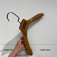 Cintre en plastique couleur bois pour costumes, épaules larges, avec logo personnalisé, pour magasins de vêtements haut de gamme (hommes et femmes) et usage domestique