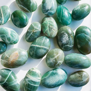 Groothandel Gegraveerde Ronde Natuurlijke Groene Maansteen Kristal Palmstenen voor Healing en Spirituele Energie - Product Image 1