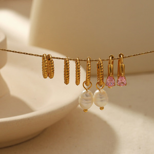 Pendientes de aro retorcidos chapados en oro de 18k con perla colgante de acero inoxidable para mujer, joyería de moda para fiestas. - Product Image 2