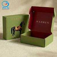 Boîte d'expédition personnalisée de luxe en carton recyclé pour emballage de vêtements, avec logo en feuille d'or et design gaufré UV.