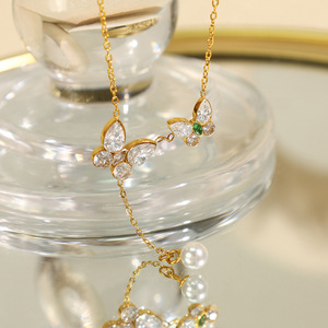 Collier pendentif papillon avec chaîne en or et pompon de perles pour femme, à porter au quotidien - Product Image 2