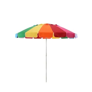 مظلة شاطئ متعددة الألوان بألوان قوس قزح للخروج
