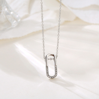 Collier minimaliste étanche en acier inoxydable plaqué or 18 carats avec pendentif en zircon en forme de U porte-bonheur pour femmes