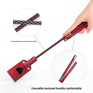 Pagaie en cuir à imprimé crocodile - Outil d'entraînement et de punition pour esclaves BDSM pour jeux adultes - Product Image 3