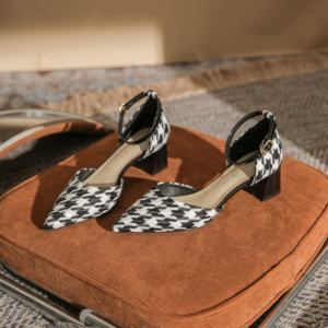 Sandalias de tacón alto con punta en pico, elegantes zapatos de tacón alto con diseño de diamantes en blanco y negro, ideales para el día a día. - Product Image 1