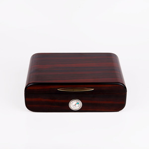 Humidor de Cigarros de Madera Maciza Premium Personalizado con Higrómetro y Revestimiento de Madera - Acabado de Alto Brillo, Asa y Bisagras Metálicas para 25-50 Cigarros - Product Image 2