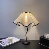 Lampe de table rétro créative en forme de pétale, lampe de table en tissu et métal, lumière d'ambiance haut de gamme pour chambre à coucher, lampe de table moderne et minimaliste