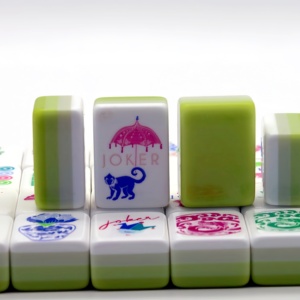 Mahjong américain en plastique de luxe sur mesure, design moderne, portable et écologique pour jeux multijoueurs quatre joueurs, poker - Product Image 3